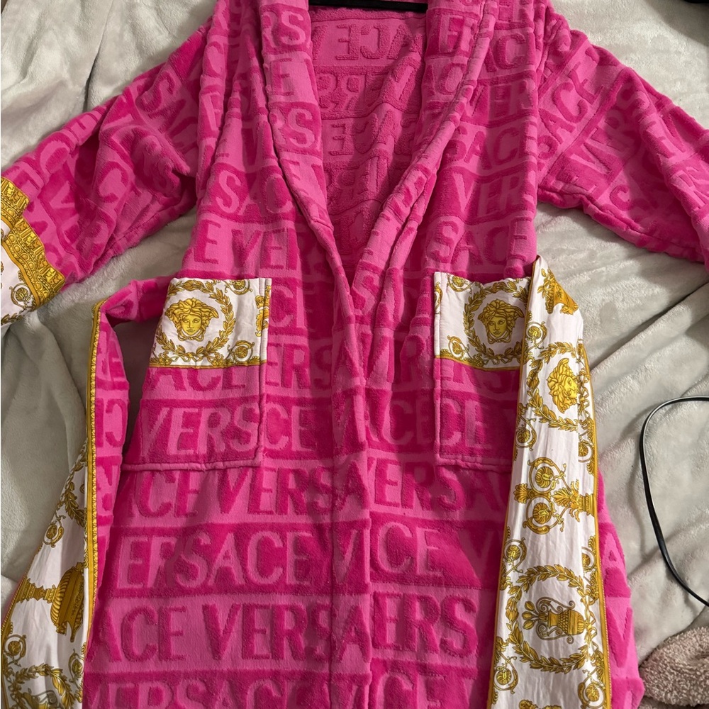 Versace Fuchsia Towel with Black Detail - Picture 5 of 5